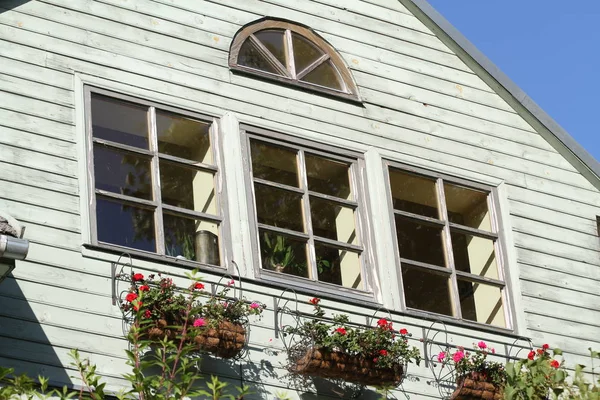 Schöne Aussicht Auf Das Alte Holzhaus Einem Warmen Und Sonnigen — Stockfoto