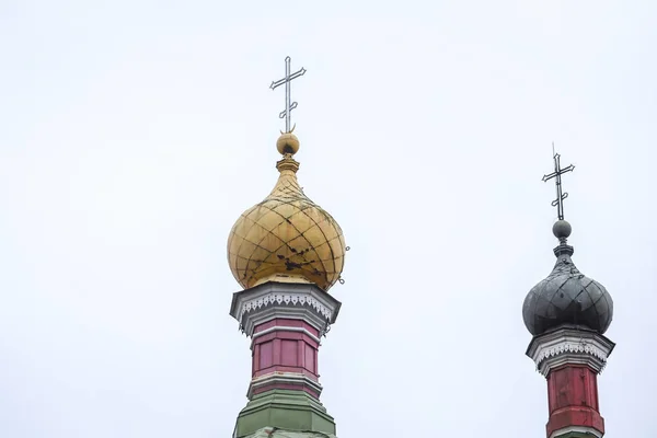 Old brick church tower with church cross. Cloudy and cold winter — Stock Photo, Image