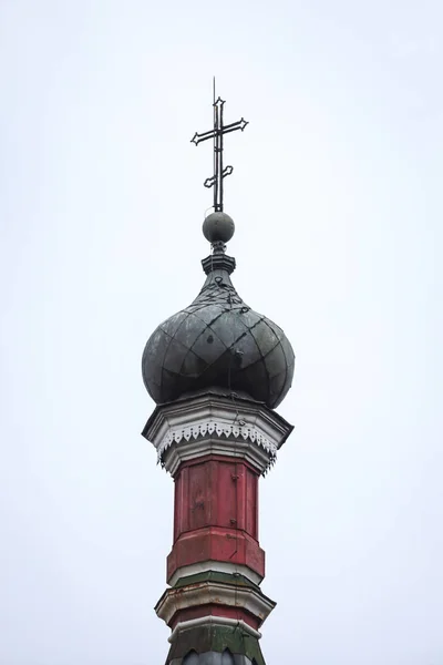 Old brick church tower with church cross. Cloudy and cold winter — Stock Photo, Image