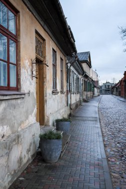 Tarihi mimarisi olan eski bir şehir sokağı. Bulutlu, 