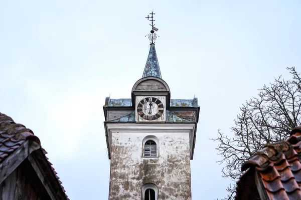 Old white countryside church with tower near small houses in old — Stock Photo, Image