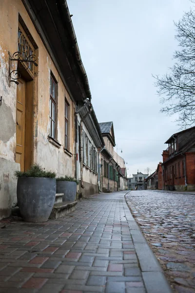 Rua velha cidade rural com arquitetura histórica. Nublado , — Fotografia de Stock