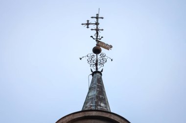 1720 rakamlı küçük, güzel, eski bir kilise kulesi işareti.