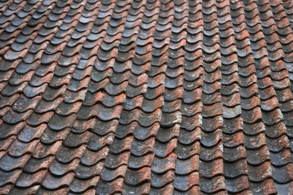 Rojo, naranja, viejo patrón de techo de casa de campo textura . — Foto de Stock