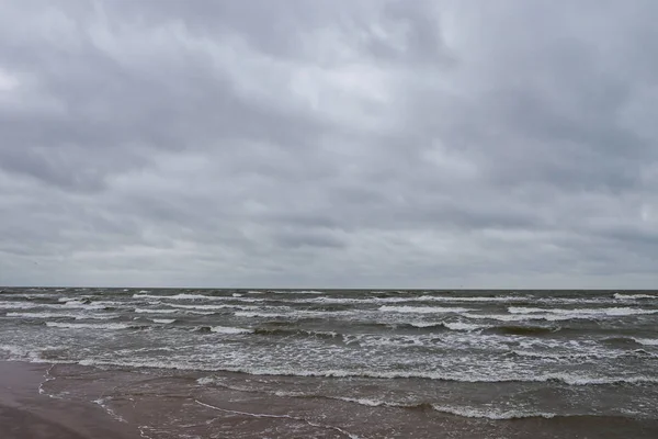 Vista al mar de las olas del mar Báltico en un día nublado y tormentoso de invierno . — Foto de Stock