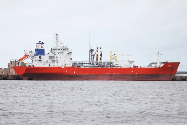 Big red ship in docks. Overcast day in winter. — Stock Photo, Image