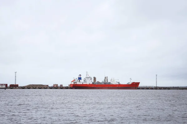 Um grande navio vermelho nas docas. Dia nublado no inverno . — Fotografia de Stock