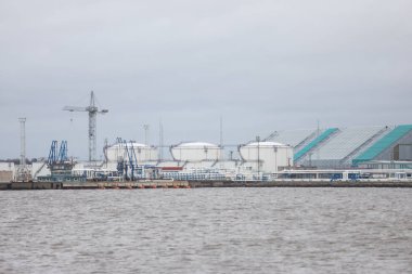 Packground 'da endüstriyel manzaralı liman. Fotoğraf bulutlu olarak çekildi
