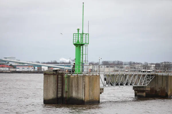 Pequeño faro de muelle de barcos verdes en el Mar Báltico . —  Fotos de Stock