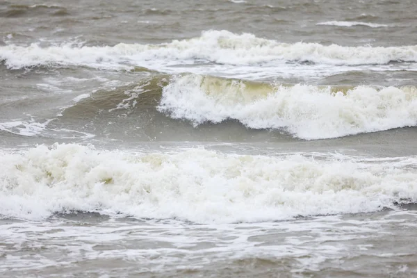 Балтийские морские волны в холодный и бурный зимний день . — стоковое фото
