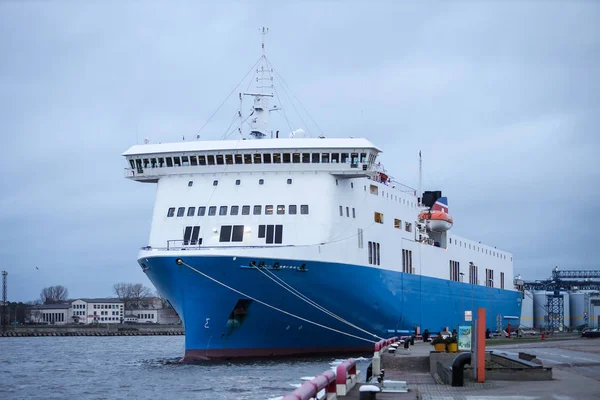 Μεγάλο μπλε φορτηγό πλοίο αγκυροβολημένο σε μικρό βαλτικό θαλάσσιο λιμάνι. — Φωτογραφία Αρχείου