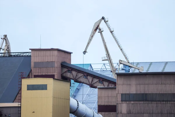 Grote scheepskranen gelegen in kleine Baltische zeehaven. — Stockfoto