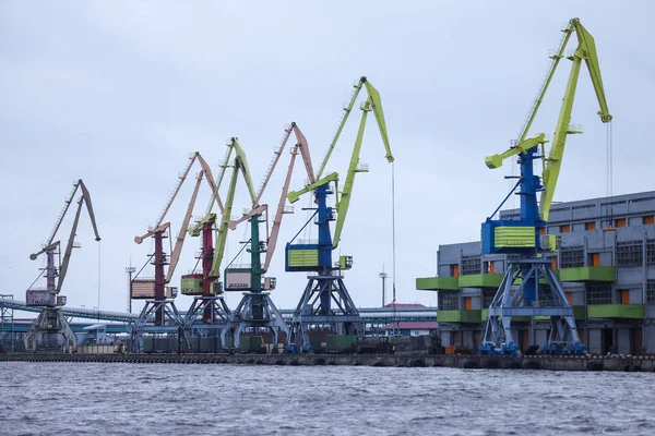Grote scheepskranen gelegen in kleine Baltische zeehaven. — Stockfoto