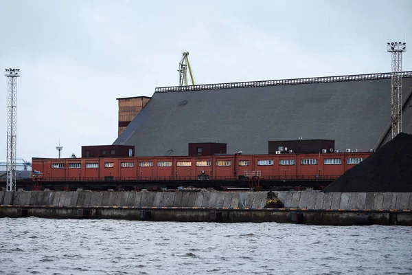 Dock uitzicht op huizen en vracht. — Stockfoto