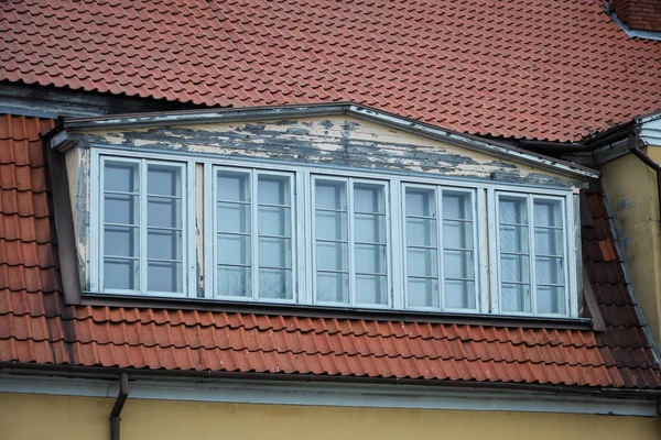 Altes Haus Außenansicht mit Fenstern auf dem Dach. — Stockfoto