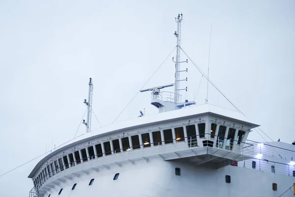 Foto de grande ponte de navio de carga com janelas e outros detalhes . — Fotografia de Stock