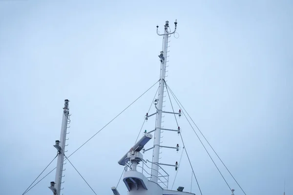 Frachtschiff-Ansicht eines weißen Mastes mit Leinen und Drähten. — Stockfoto