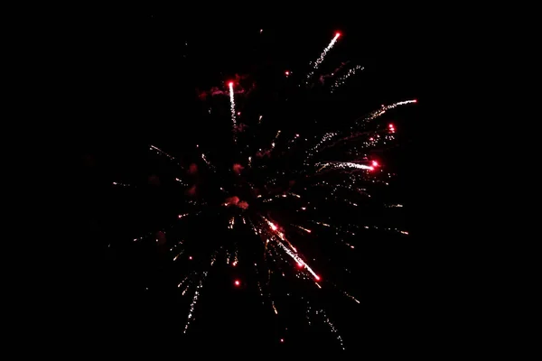 Piękne noworoczne święto fajerwerków na czarnym niebie wieczorem. — Zdjęcie stockowe