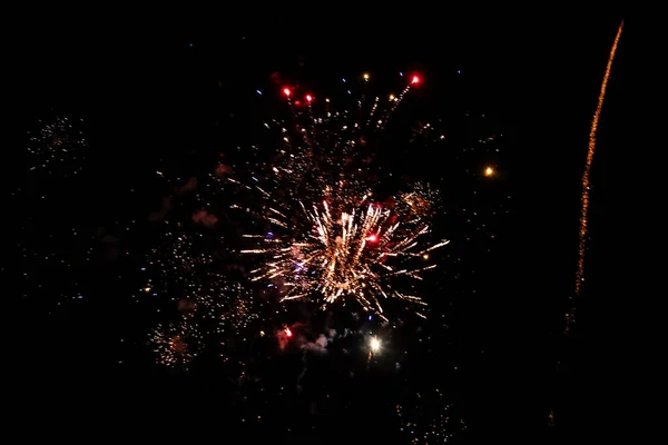 Bella festa fuochi d'artificio di Capodanno in cielo nero sera . — Foto Stock