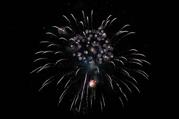 Bella festa fuochi d'artificio di Capodanno in cielo nero sera . — Foto Stock