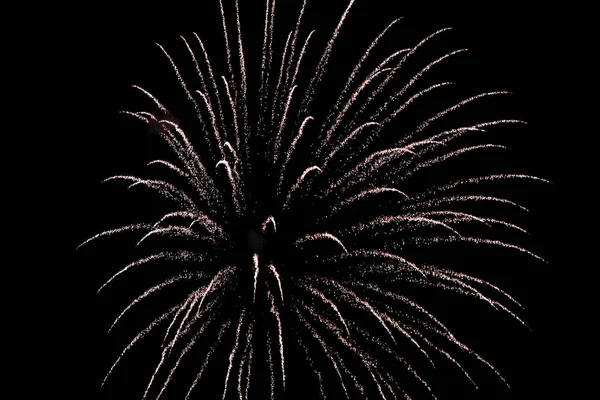Gyönyörű újévi tűzijáték ünnepség a fekete esti égbolton. — Stock Fotó
