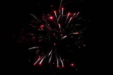 Güzel yeni yıl havai fişek kutlaması Kara akşam gökyüzünde.