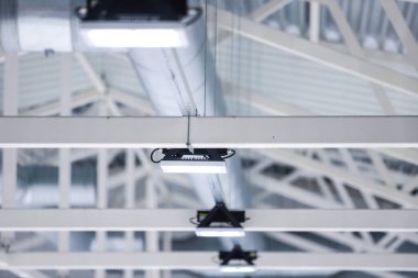 Kapalı arena stadyumu endüstriyel çatı LED ışıkları metal inşaatında. Fotoğraf buz hokeyi sahasında çekildi, Letonya.