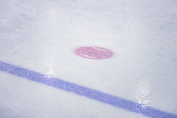 Хоккейная арена каток синяя линия и красная точка. Фотография сделана в Arena-Latvia
.