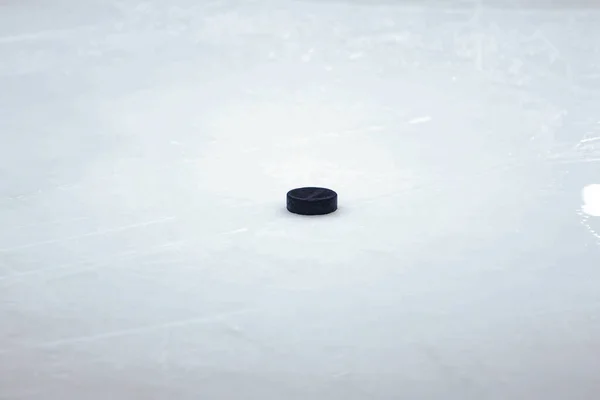 Schwarzer Alter Eishockey Puck Auf Der Eisbahn Sitz Lettland — Stockfoto