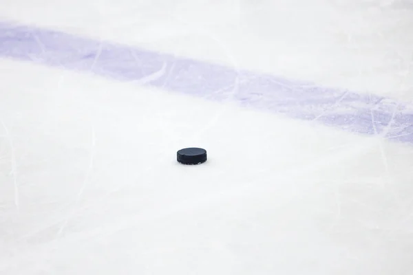 Starý Černý Hokejový Puk Blízko Modré Čáry Ledním Hokeji Fotografie — Stock fotografie