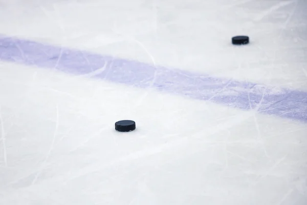 Viejo Disco Hockey Sobre Hielo Negro Cerca Línea Azul Pista — Foto de Stock