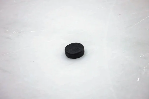 Alter Schwarzer Eishockey Puck Auf Der Eisfläche Foto Aus Lettland — Stockfoto