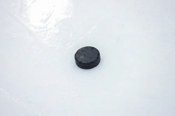 Alter Schwarzer Eishockey Puck Auf Der Eisfläche Foto Aus Lettland — Stockfoto