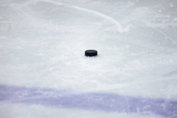 Черная Старая Хоккейная Шайба Льду Рядом Синей Линией Фото Сделано — стоковое фото