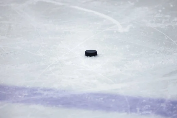 Viejo Negro Disco Hockey Sobre Hielo Cerca Línea Azul Foto — Foto de Stock