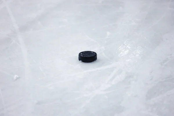 Černý Starý Hokejový Puk Ledovém Kluzišti Fotografie Pořízena Evropě Lotyšsko — Stock fotografie