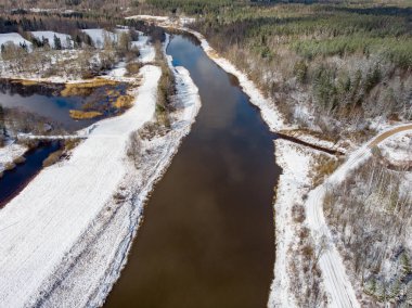 Kışın kırsal alandan nehre. Fotoğraf Letonya, Kuldiga 'da çekildi. Venta Nehri.