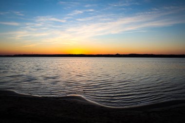 Gecenin geç saatlerinde mavi nehir kenarında gün batımı. Fotoğraf Avrupa, Letonya 'da çekildi.