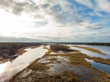 Lielupe nehrinin kırsal manzaralı insansız hava aracı görüntüsü. Fotoğraf Avrupa, Letonya 'da çekildi.