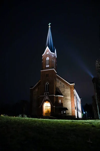 Bela Vista Pequena Igreja Local Adorável Final Noite Com Luzes — Fotografia de Stock