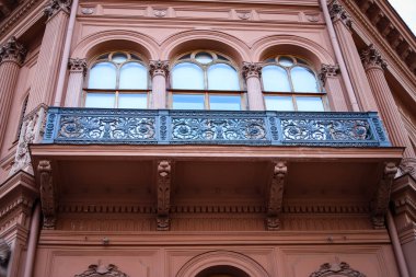 Eski binaları ve tuğlalı caddeleri olan güzel Riga şehir mimarisi. Fotoğraf Avrupa, Letonya, Riga 'da çekildi.