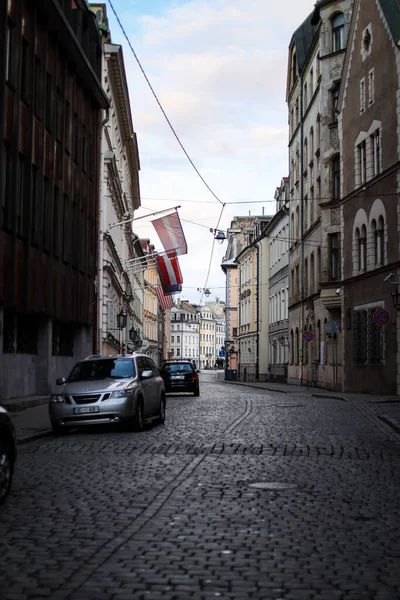 Eski binaları ve tuğlalı caddeleri olan güzel Riga şehir mimarisi. Fotoğraf Avrupa, Letonya, Riga 'da çekildi.
