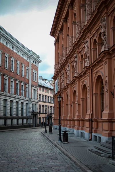 Vacker Riga Stadsarkitektur Med Gamla Byggnader Och Tegelgator Bild Tagen — Stockfoto