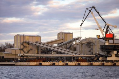 Şehir merkezinin kırsal manzarası ve akşam günbatımı.