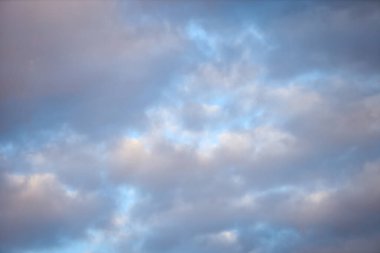 Bulutlu akşam gökyüzü. Fotoğraf Avrupa, Letonya 'da çekildi.