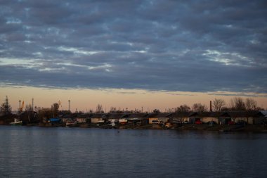 Şehir merkezinin kırsal manzarası ve akşam günbatımı.