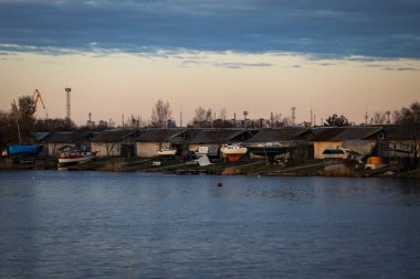 Şehir merkezinin kırsal manzarası ve akşam günbatımı. Fotoğraf bulutlu bir günde çekildi..