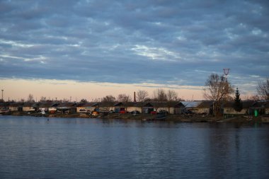 Şehir merkezinin kırsal manzarası ve akşam günbatımı.