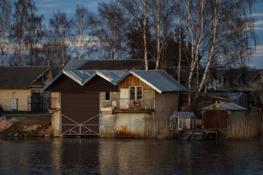 Şehir merkezinin kırsal manzarası ve akşam günbatımı.
