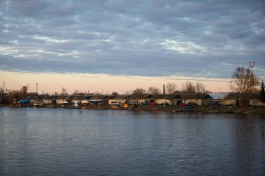 Şehir merkezinin kırsal manzarası ve akşam günbatımı.